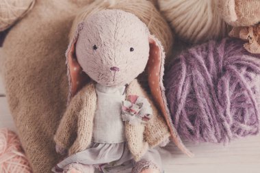 Şirin el yapımı tavşan yünü ile yakın çekim