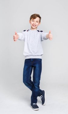 neşeli çocuk jest Yaşasın gösterilen portresi