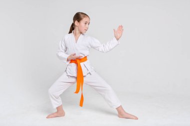 Karate girl studio arka plan standında kimono içinde