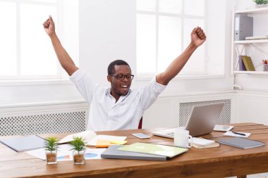 Mutlu işadamı kazanmak. Kazanan, siyah adam ofiste