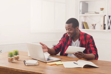 Office, mutlu siyah mutlu işadamı laptop ile çalışmak