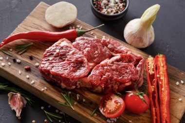 Kaburga eti ve baharat wood adlı siyah arka plan üzerinde