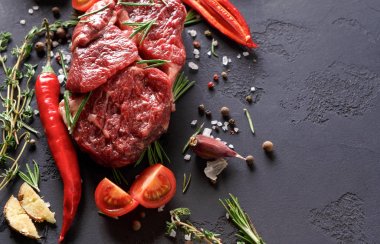 Kaburga eti, baharat ve sebzeler siyah arka plan