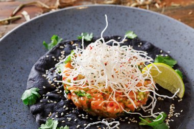 Hawaiian poke siyah susam düz kek üzerine. Modern restoran gıda arka plan