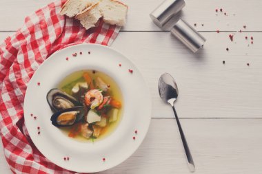 Beyaz balık, karides ve midye plat içinde Fransız deniz mahsulleri çorbası