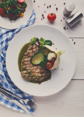 Sebze ve yeşil biber sosu ile ızgara biftek