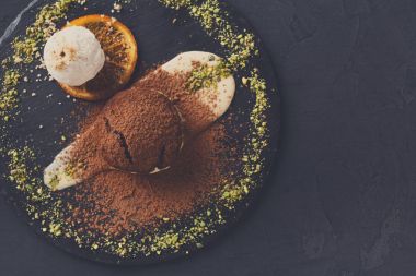 Çikolatalı fondan Creme anglaise ve vanilyalı dondurma ile