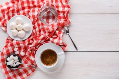 Kahve zamanı. Muamele etmek ve kahve kareli kumaş üzerine