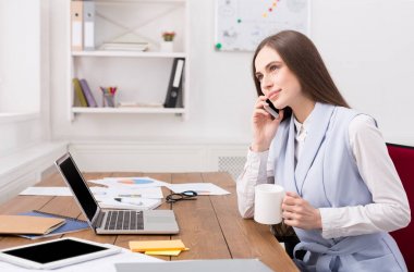 İş konuşalım, kadın ofiste telefonla danışmanlık