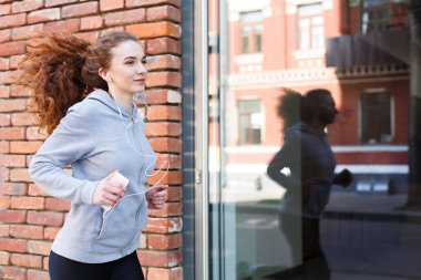 Şehir kopya alanı içinde çalışan genç kadın