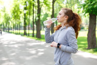 Kadın atlet molası, içme suyu verdikten