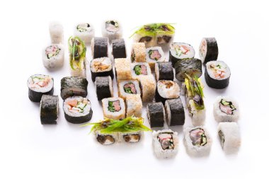 Suşi ürün çeşitliliği beyaz arka plan izole