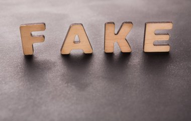 Masa üzerinde duran Word sahte