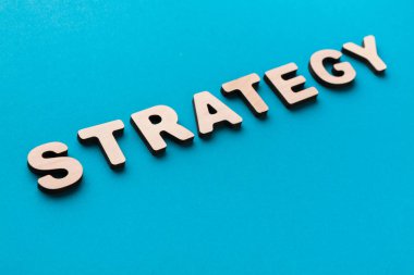 Mavi arka plan üzerinde kelime strateji