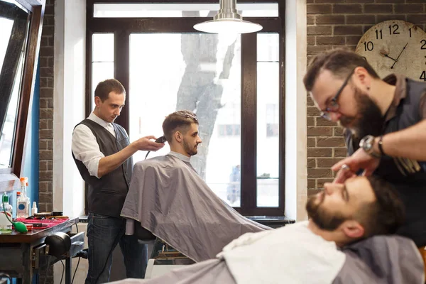 Człowiek coraz fryzura przez fryzjera o fryzjera — Zdjęcie stockowe