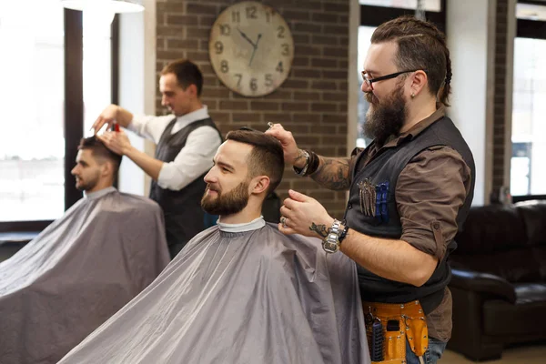 Fryzjer fryzurę zrobić nożyczkami do klienta o fryzjera — Zdjęcie stockowe