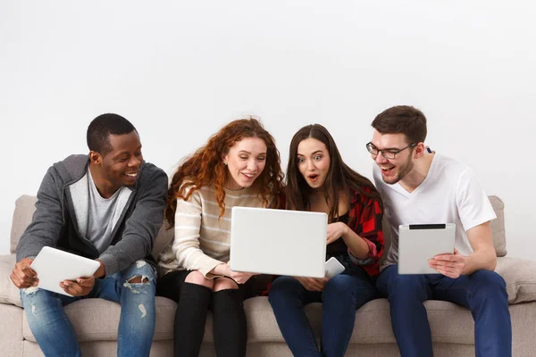 Amigos assistir filme no laptop — Fotografia de Stock