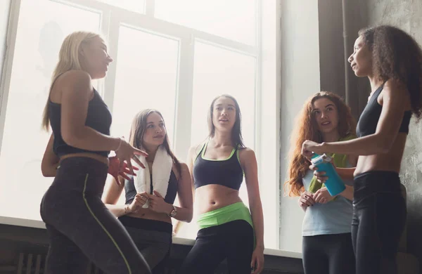 Meninas jovens em sportswear conversando antes da aula de ioga — Fotografia de Stock