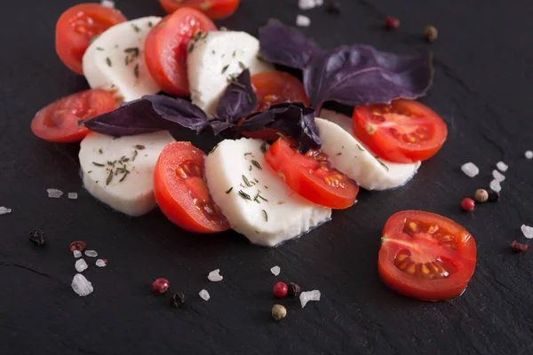 Házi mozzarella, fekete kő háttér — Stock Fotó