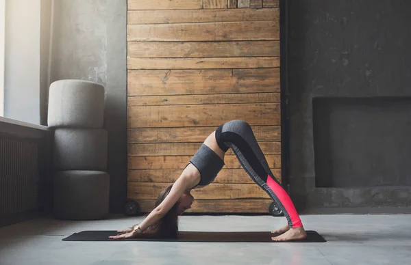 Joven atractiva mujer practicando yoga — Foto de Stock