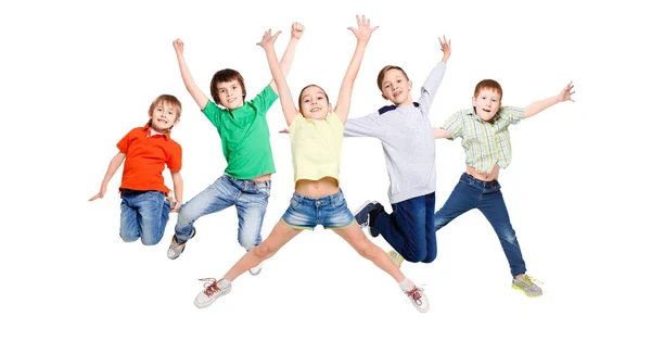 Grupo de niños saltando en blanco aislado fondo del estudio — Foto de Stock