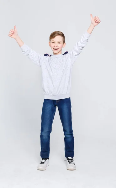 Portrét veselá chlapce ukazuje palec nahoru gesto — Stock fotografie