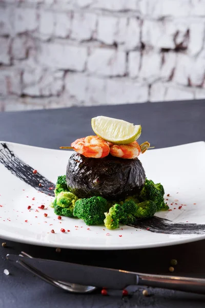 Modern restoran yiyecek. Nori karides ile Dorado fileto