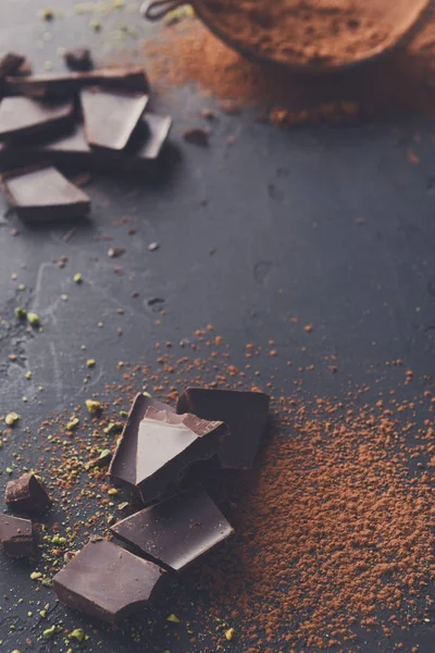 Kakaopulver i en sil över svart skiffer bakgrund — Stockfoto