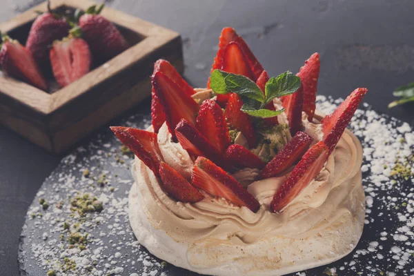 Anna Pavlova pasta siyah arka plan üzerine çilek ile