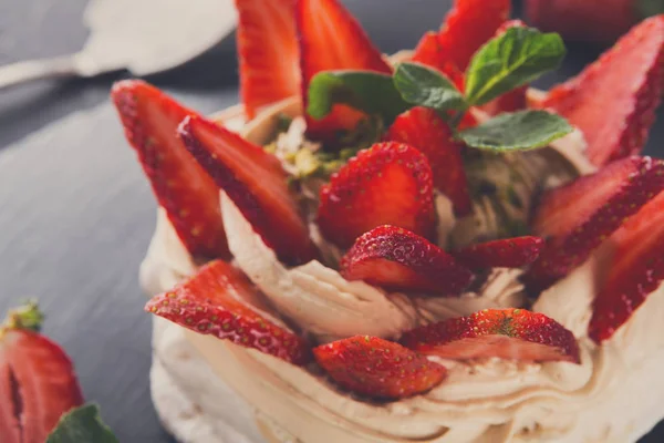 Anna Pavlova taart met aardbei op zwarte achtergrond — Stockfoto