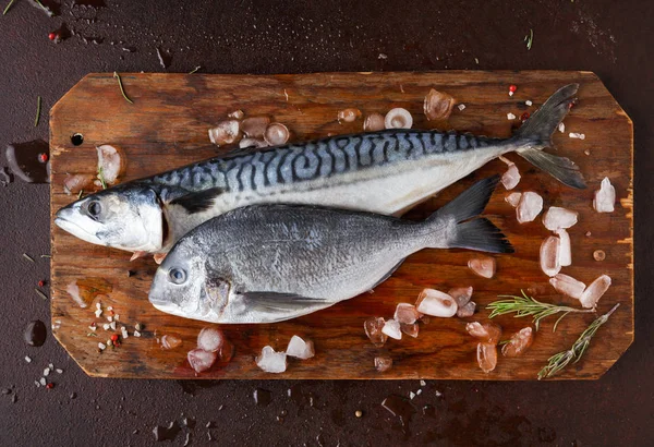 Färsk makrill på träskiva på brun bakgrund — Stockfoto