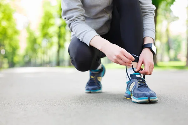 Mujer atando cordones zapatos antes de correr —  Fotos de Stock