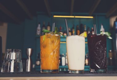 Yaratıcı egzotik alkollü kokteyller çubuk