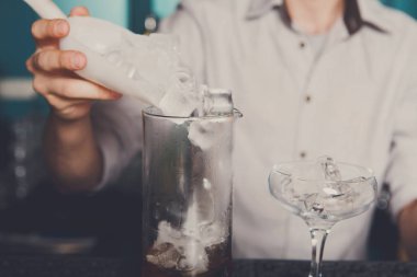Barmen kokteyl closeup için buz yapma