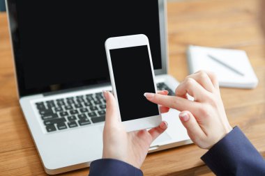 Kadın laptop ve smartphone kullanarak, yakın, yan görüntülemek,