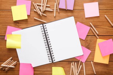 Ahşap ofis masasında boş bir not defteri Üstten Görünüm