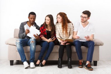 Çeşitli genç öğrenciler evde sınavına hazırlık