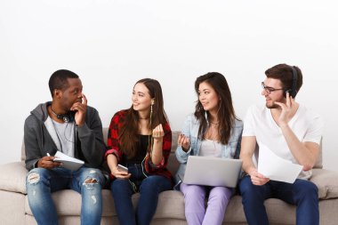 Gençlerin çeşitli gadget'lar ile müzik dinlemek