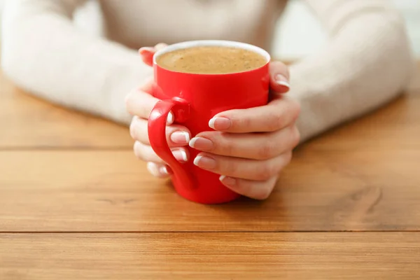 Kvinna som håller en kopp varm dryck, närbild — Stockfoto