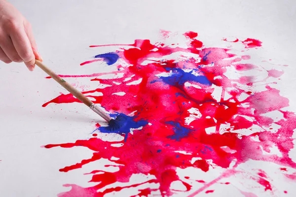 Spazzola e dipingi il barattolo in mano. Artista creazione pittura ad acquerello — Foto Stock