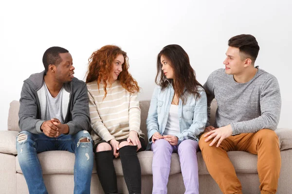 Jóvenes amigos felices, gente informal sentada en el sofá — Foto de Stock