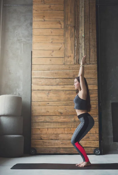 Joven atractiva mujer practicando yoga —  Fotos de Stock