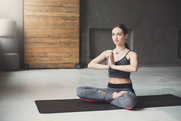 Mujer atractiva joven practicando yoga sentado —  Fotos de Stock