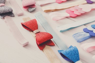 Renkli elastik bir şekilde dekore edilmiş saç bantları kümesi