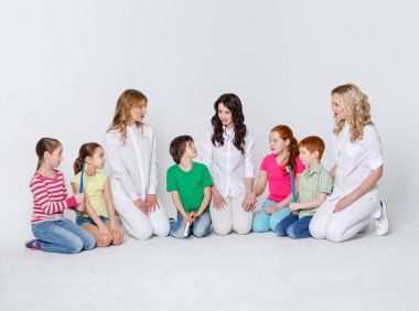 Diş fırçası ve doktorlar beyaz çocuklarla