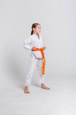 Karate girl studio arka plan standında kimono içinde
