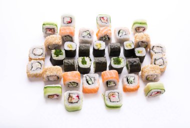 Suşi ürün çeşitliliği beyaz arka plan izole