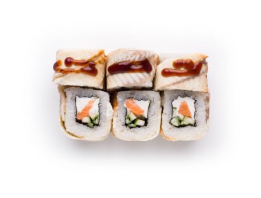 Somon ve yılan balığı kümesi üzerinde izole beyaz, portre rulo