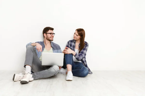 Pareja casual viendo la película en el ordenador portátil, toma de estudio —  Fotos de Stock