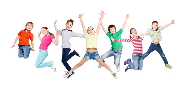 Grupo de niños saltando en blanco aislado fondo del estudio —  Fotos de Stock